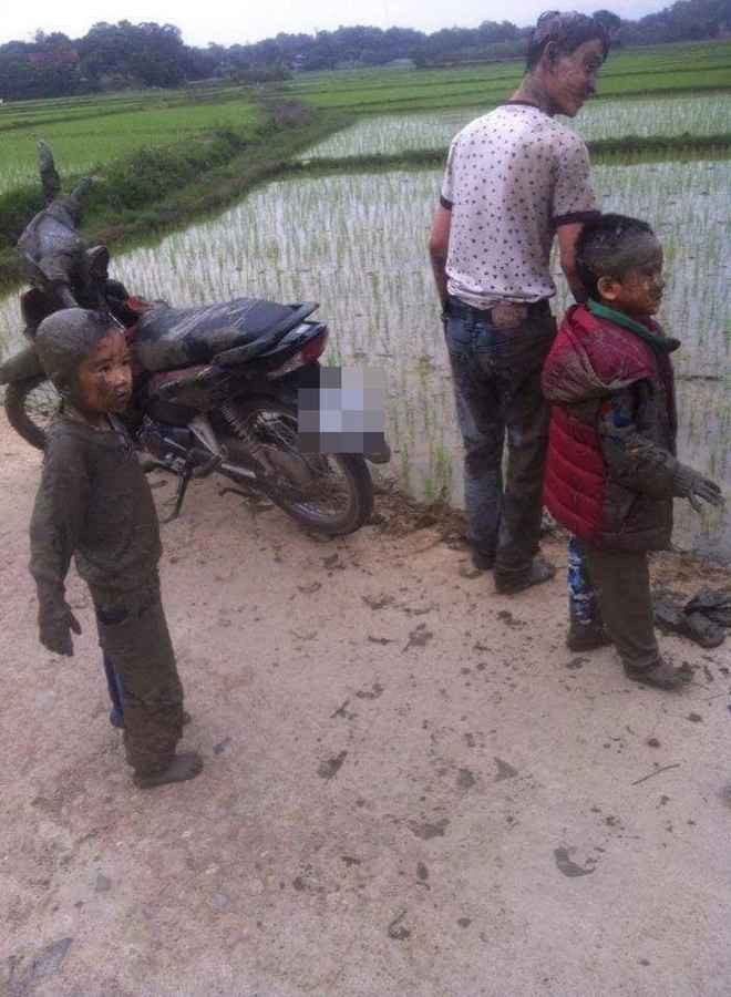 "Mình với con bạn chí cốt mải đùa nhau rồi ngã xuống ao nhà bác hàng xóm lúc nào không hay. Sợ quá, khóc không thành tiếng luôn đó!" hay "Niềm tin đã vỡ tan rồi, tình chị em chắc có bền lâu? Con bạn thân của mình phải cảm ơn mình mới đúng vì cả tuổi thơ còng lưng đạp xe đèo nó đi học mà chỉ bị ngã đúng 2 lần"... là những bình luận phía dưới bức ảnh của 2 cô gái trên.