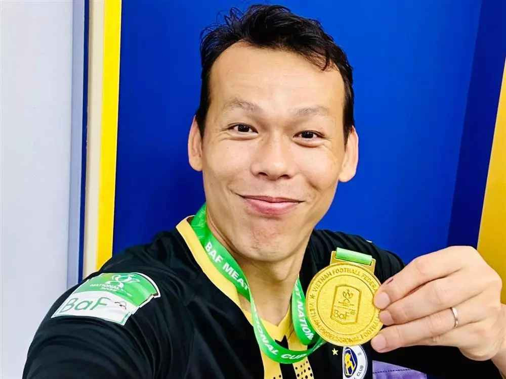 Ở các vòng đấu khác nhau những ngày qua, Tấn Trường đều đưa ra rất nhiều dự đoán và anh luôn khẳng định "chắc nịch" là sẽ thắng. Thế nhưng, mỗi khi hết giờ thì kết quả thì ngược lại so với những gì chàng thủ thành đưa ra.