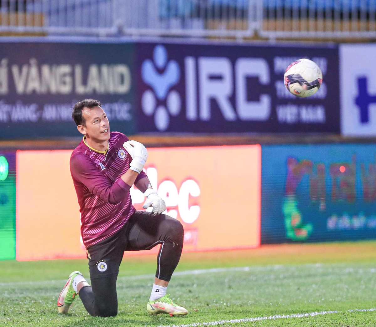 Trước đó, nhiều người hâm mộ bóng đá cũng từng "trêu đùa" mong Tấn Trường sẽ không đoán trận cuối cùng để hai đội có thể đá một cách tự nhiên, mọi người có thể xem bóng đá hấp dẫn hơn.