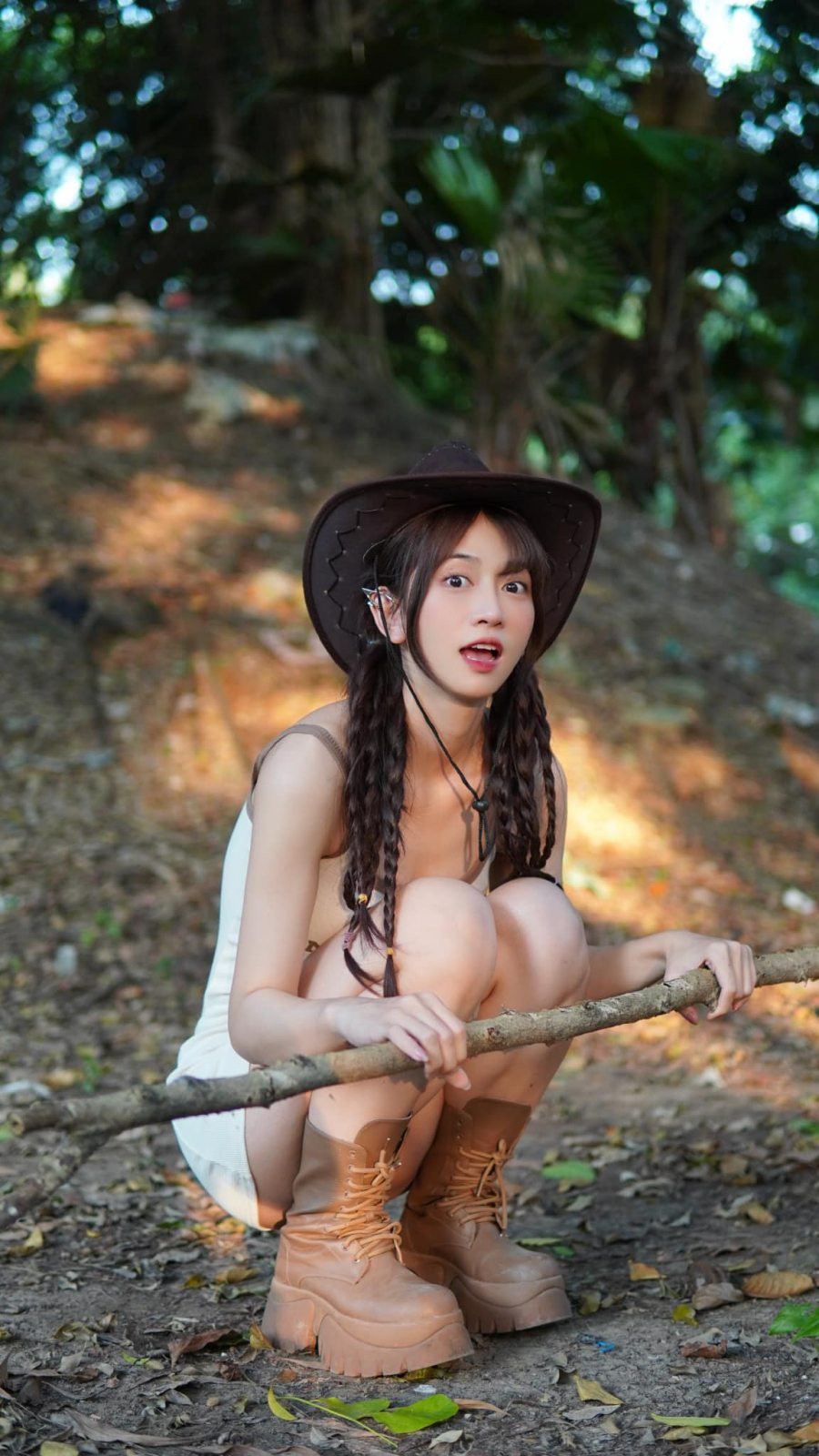 Váy bodycon có độ ngắn qua vòng ba, giúp người mặc khoe được đôi chân thon dài. Nhưng vì độ ngắn chỉ qua vòng ba nên khi di chuyển hoặc ngồi, người mặc luôn phải giữ ý tứ, cẩn trọng để không bị hớ hênh.