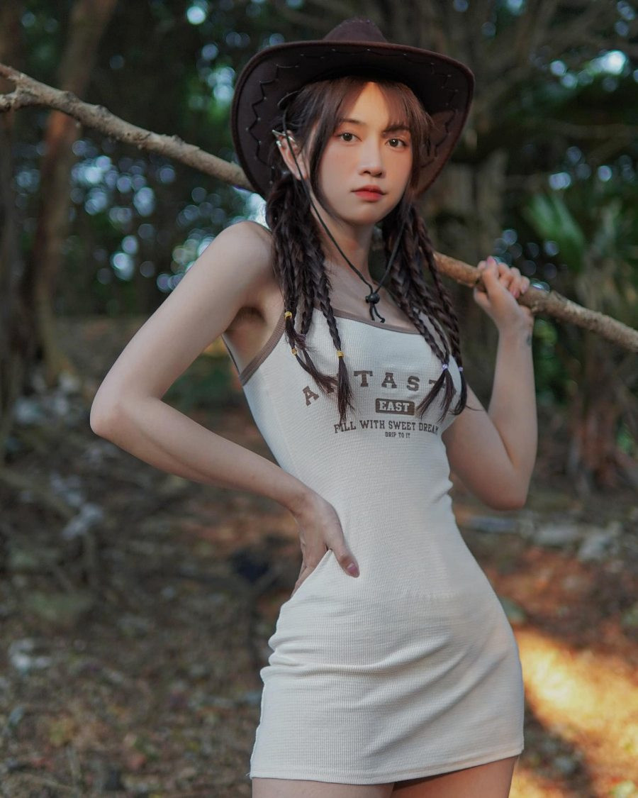 Lê Bống khoe trọn hình thể được mệnh danh "nữ thần phòng gym" với chiếc váy bó.