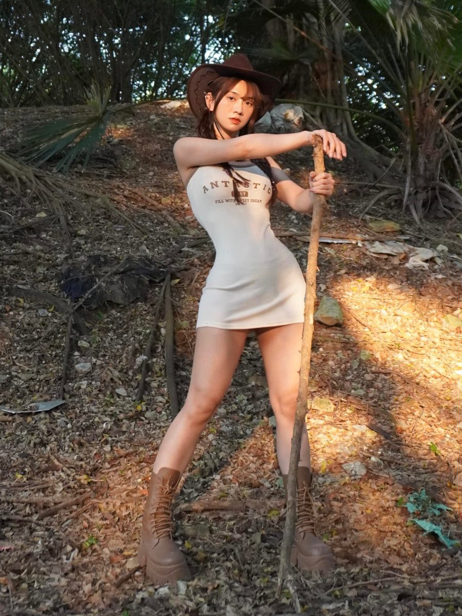 Gần đây nhất, "hot girl thị phi" Lê Bống chia sẻ hình ảnh mặc váy bodycon trên trang cá nhân. Phom dáng ôm cơ thể giúp người mặc tôn đường cong mềm mại. Chất liệu co giãn và thấm hút mồ hôi tốt.