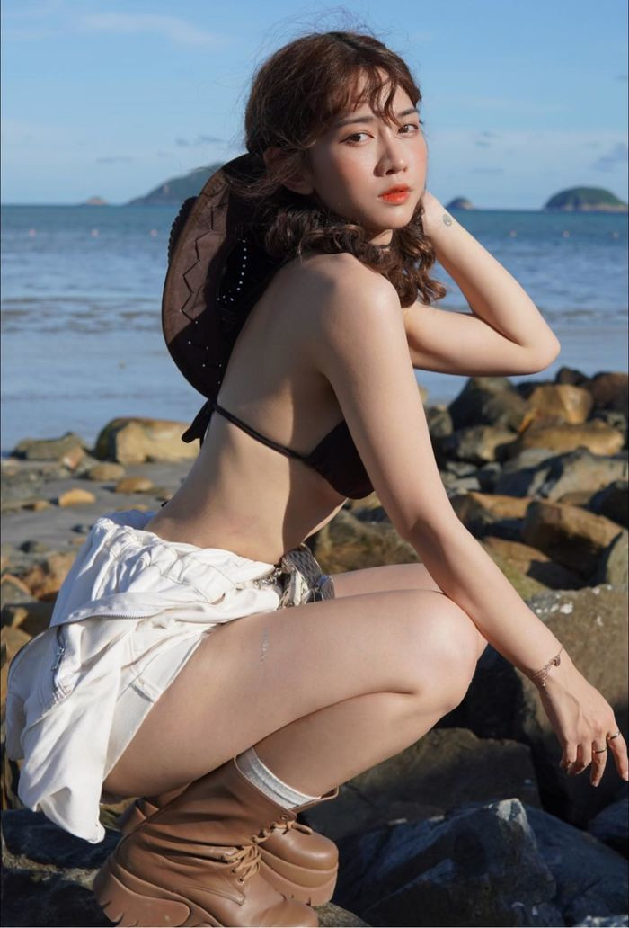 Cũng chính bởi cách tạo dáng phá cách của mình, Lê Bống nhiều lần nhận về chỉ trích của cư dân mạng.