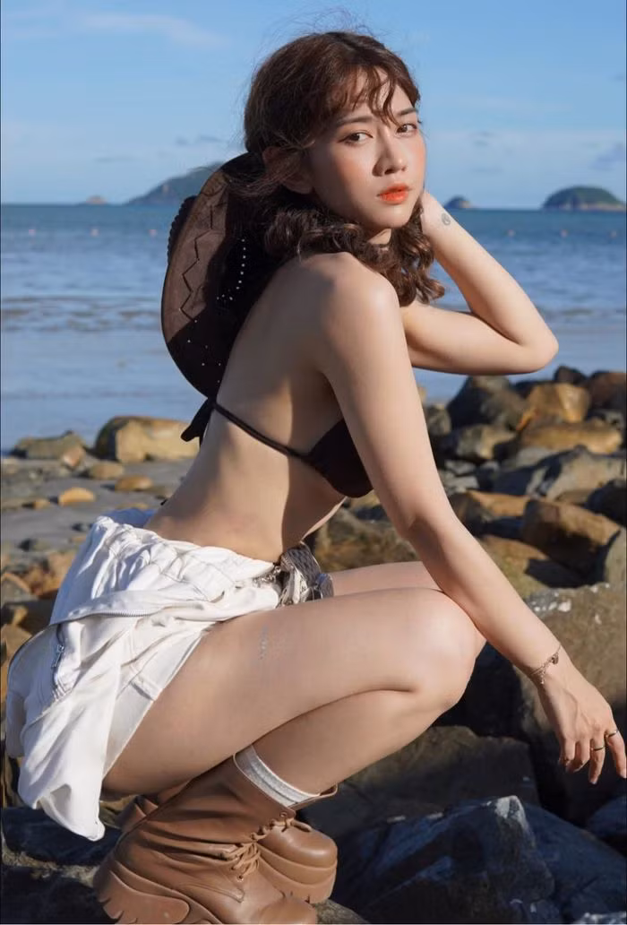 Cũng chính bởi cách tạo dáng phá cách của mình, Lê Bống nhiều lần nhận về chỉ trích của cư dân mạng.