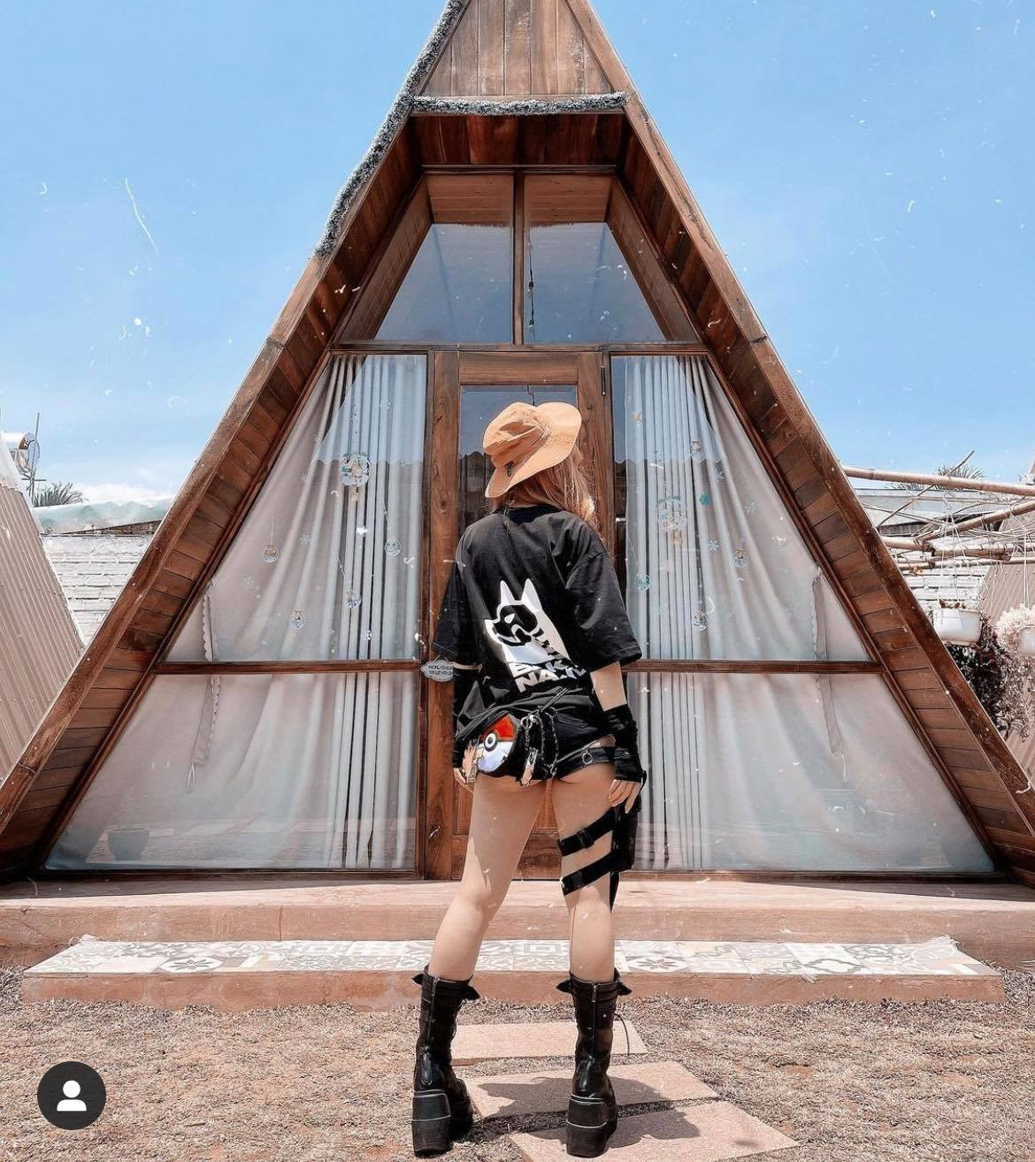 Dù nhiều lần lên tiếng thanh minh và nhận lỗi nhưng Lê Bống vẫn tiếp tục khiến cư dân mạng tranh cãi về trang phục cô mặc.