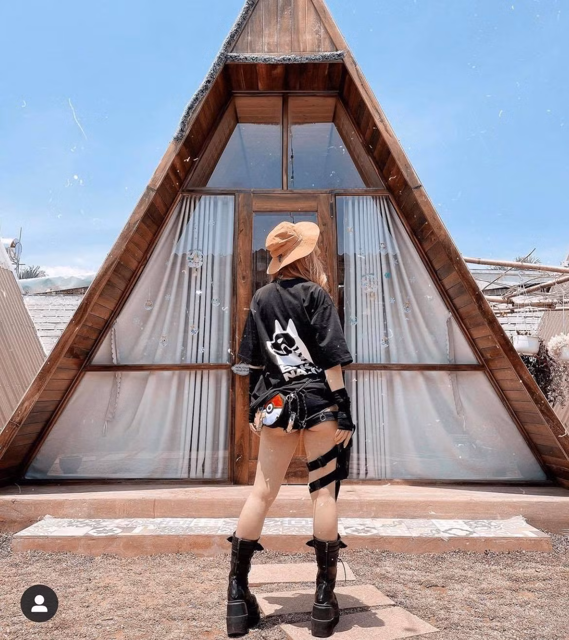 Dù nhiều lần lên tiếng thanh minh và nhận lỗi nhưng Lê Bống vẫn tiếp tục khiến cư dân mạng tranh cãi về trang phục cô mặc.