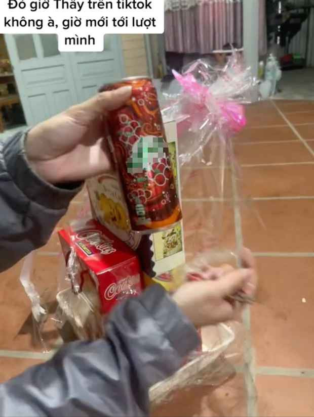 Dưới phần bình luận, không ít người cũng bày tỏ sự đồng cảm với cô bạn vì bản thân cũng từng mua phải những giỏ quà Tết ''fake lòi'' này.