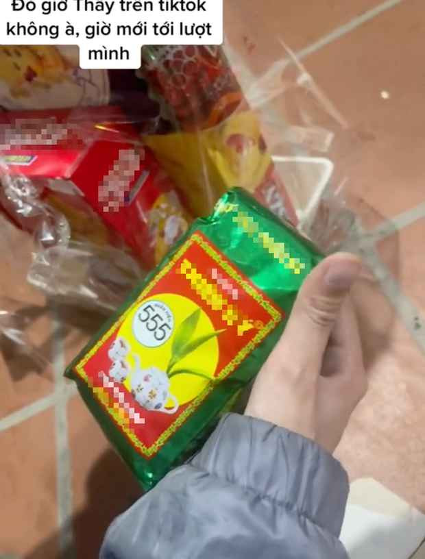 Đến hộp chè trông thì tưởng ''real'' thế nhưng tên thương hiệu bên ngoài lại khác hẳn so với tên được in trên bao bì bên trong