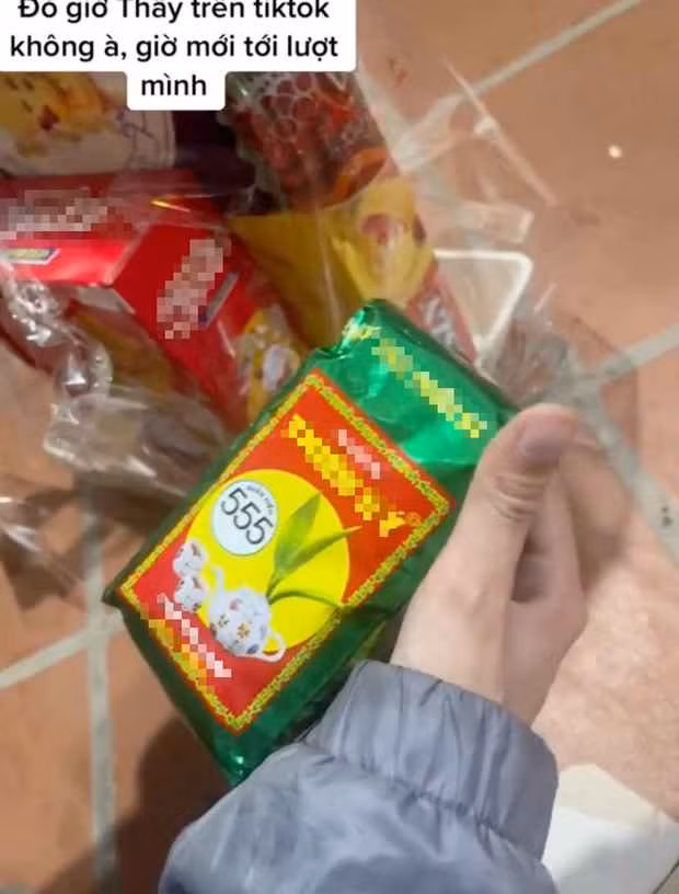 Đến hộp chè trông thì tưởng ''real'' thế nhưng tên thương hiệu bên ngoài lại khác hẳn so với tên được in trên bao bì bên trong