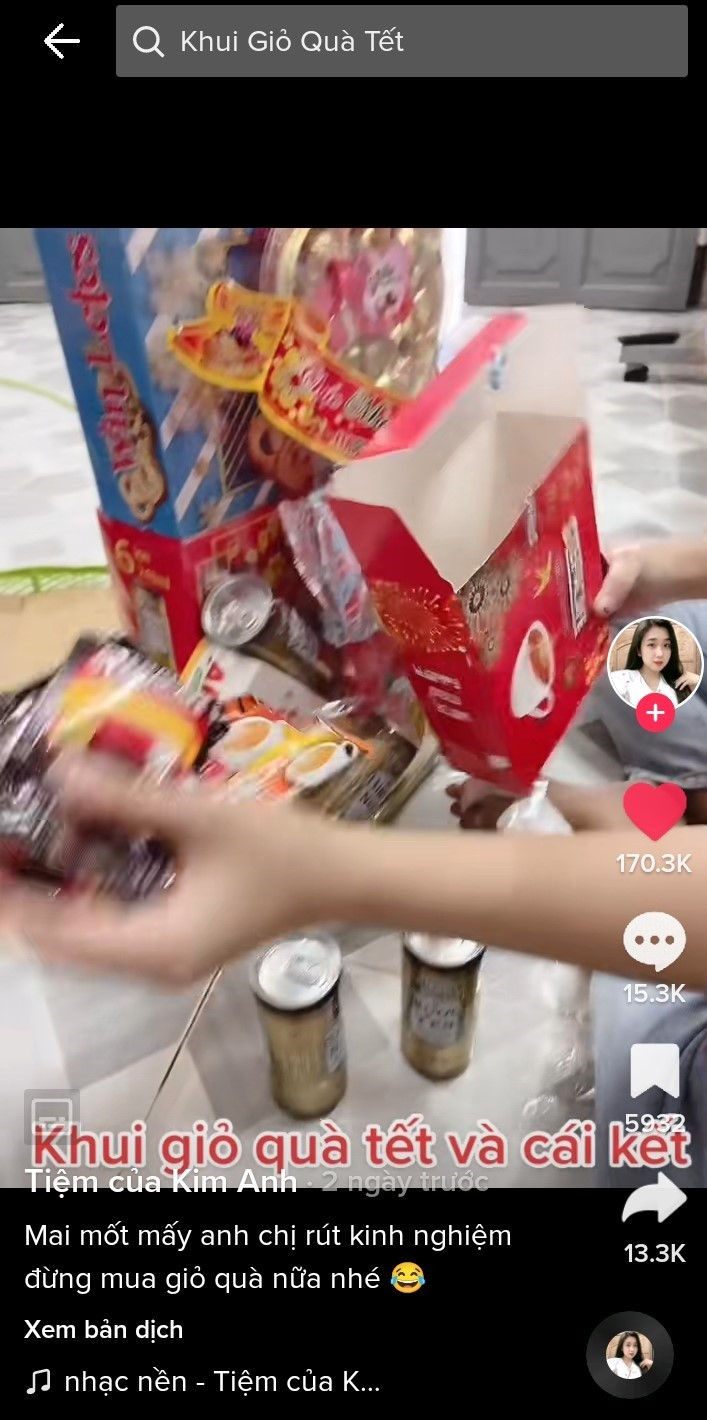 Lần lượt các clip khui giỏ quà Tết và cái kết đều lên sóng.