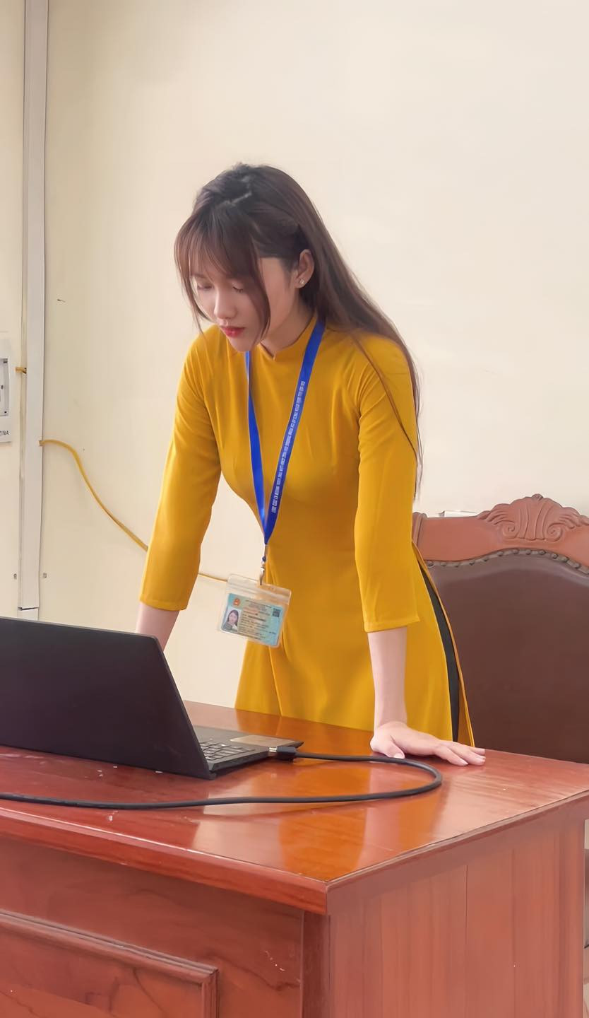 Trong ảnh, cô giáo trẻ diện áo dài duyên dáng. Dù chỉ là khoảnh khắc chụp lén, không hề tạo dáng cầu kỳ nhưng nhan sắc khả ái của cô nàng vẫn thu hút sự chú ý của mọi người.