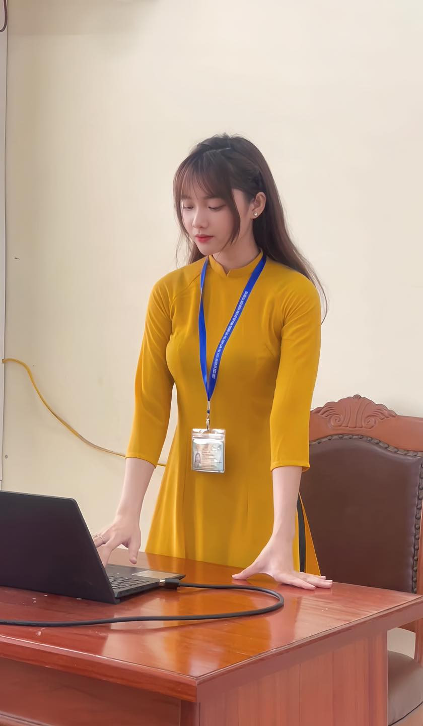 Bên dưới loạt ảnh, dân mạng để lại nhiều bình luận thú vị: “Cô giáo xinh thế này, bố mẹ chăm đi họp phụ huynh lắm đây”, “Cao ráo, mảnh mai, xinh xắn lại hiền dịu đúng chuẩn giáo viên”, “Áo dài Việt Nam mãi đỉnh, lại là cô giáo diện nữa thì quá hợp rồi”…