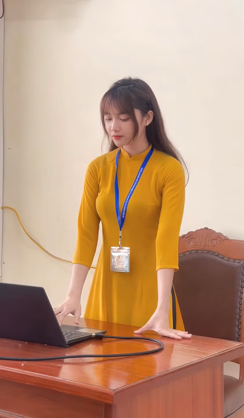 Bên dưới loạt ảnh, dân mạng để lại nhiều bình luận thú vị: “Cô giáo xinh thế này, bố mẹ chăm đi họp phụ huynh lắm đây”, “Cao ráo, mảnh mai, xinh xắn lại hiền dịu đúng chuẩn giáo viên”, “Áo dài Việt Nam mãi đỉnh, lại là cô giáo diện nữa thì quá hợp rồi”…