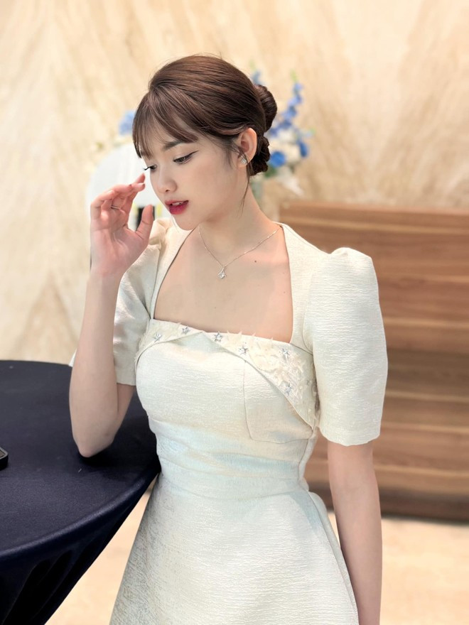 Hồng Nhung cho hay, loạt ảnh trên được chụp ngẫu nhiên khi cô thực hiện buổi báo cáo đồ án thực tập tại trường Đại học Vinh để kết thúc môn học phần.