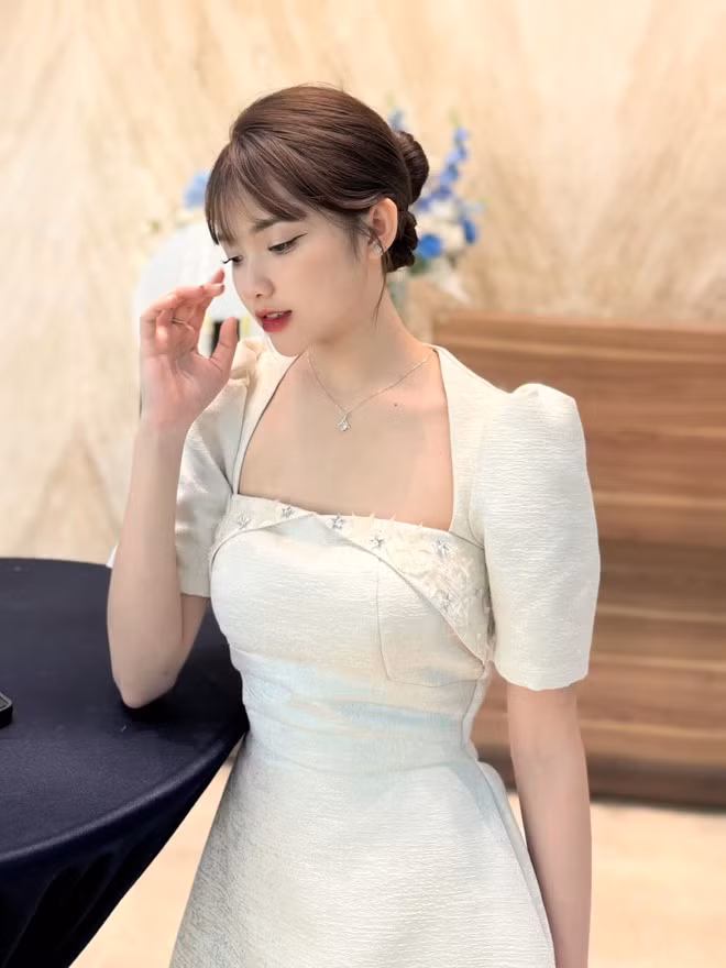 Hồng Nhung cho hay, loạt ảnh trên được chụp ngẫu nhiên khi cô thực hiện buổi báo cáo đồ án thực tập tại trường Đại học Vinh để kết thúc môn học phần.