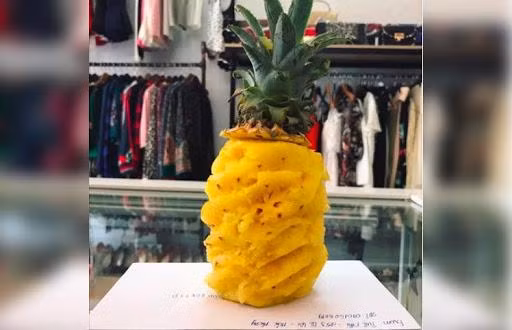 Gặp phải màn bổ dứa thế này phải làm sao để nhận xét.