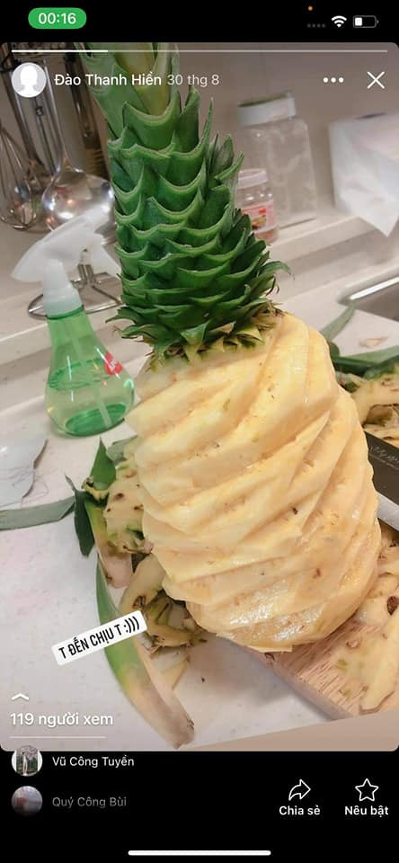 Sau khi những bức ảnh khoe màn gọt dứa trên của cô gái được đăng tải lên mạng, các netizen để lại bình luận chê rằng cô nàng vụng về nhưng số khác lại đồng cảm bởi dứa là loại quả khá khó gọt.