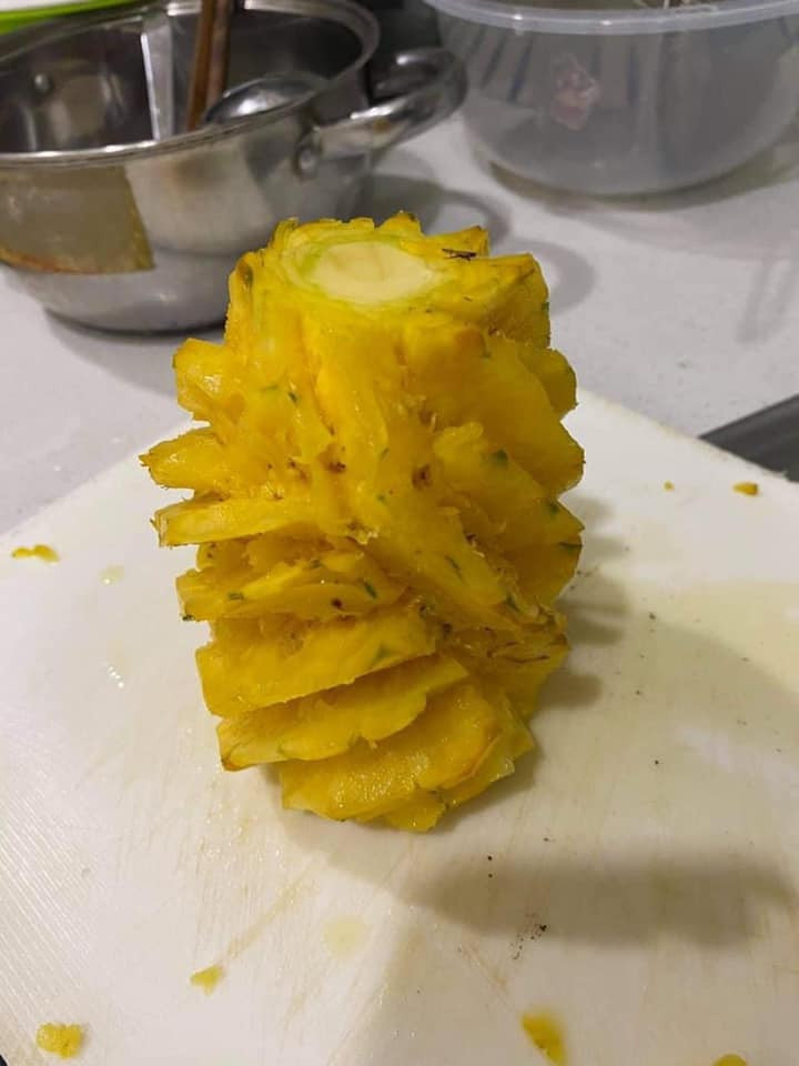 Dứa là loại quả khó gọt bởi chúng nhiều mắt và phải tỉa sao cho khéo để không bị nát.