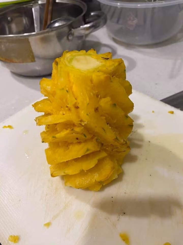 Dứa là loại quả khó gọt bởi chúng nhiều mắt và phải tỉa sao cho khéo để không bị nát.