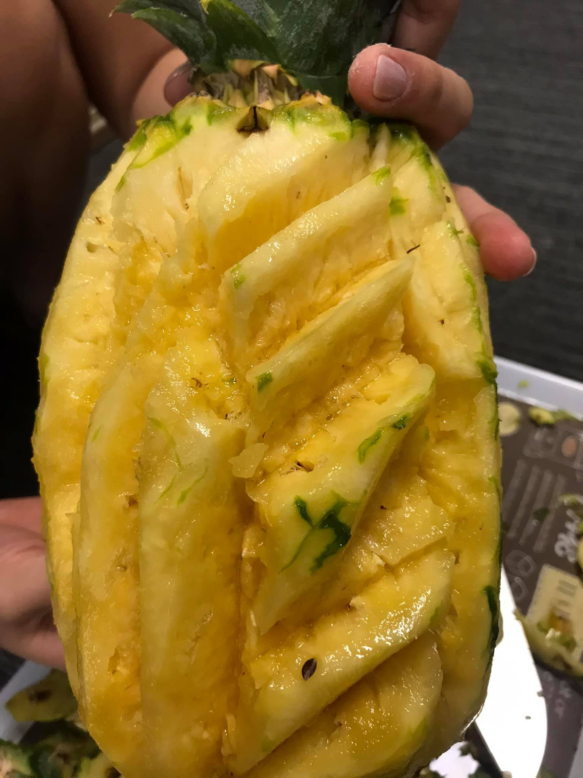 Nhìn qua những bức ảnh cô gái đăng tải, có thể thấy đây là màn gọt dứa thất bại, thậm chí còn bị xếp vào hàng thảm họa khi mọi thứ đều nham nhở và có phần nát bét.