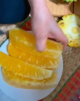 Màn gọt dứa từng bị dân mạng chê bởi quá lãng phí.