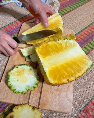 Bổ quả dứa chẳng khác gì một trái mít khiến dân mạng phải cười ná thở.