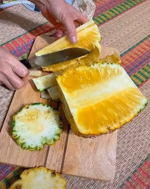 Bổ quả dứa chẳng khác gì một trái mít khiến dân mạng phải cười ná thở.