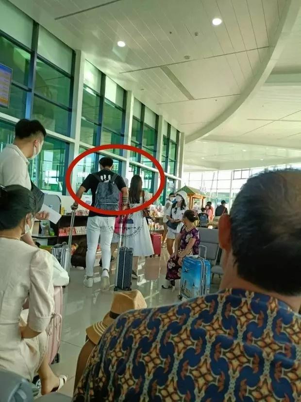 Dù hình ảnh được quay từ phía sau song Đoàn Văn Hậu - Doãn Hải My khó mà chối cãi chuyện sánh bước cùng nhau, bởi trên Instagram cả hai đều chia sẻ hình ảnh với outfit lên đồ giống hệt.