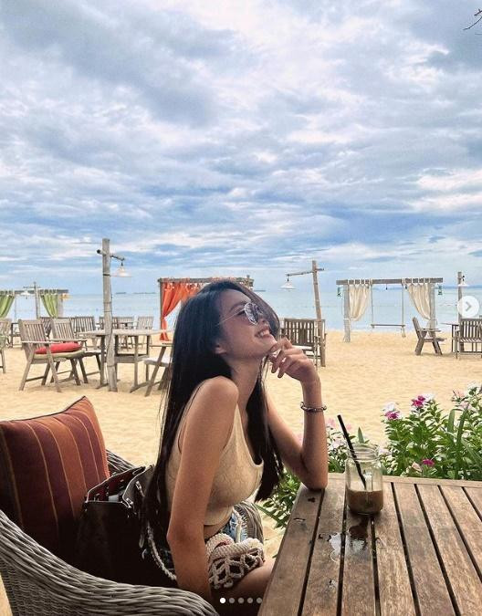 Hình ảnh ghi lại, cầu thủ Đoàn Văn Hậu diện áo phông màu hường, quần short trắng, đeo tất, đi dép lê. Trong khi top 10 Hoa Hậu Việt Nam trông cực quyến rũ với chiếc áo crop-top kết hợp quần short bò.