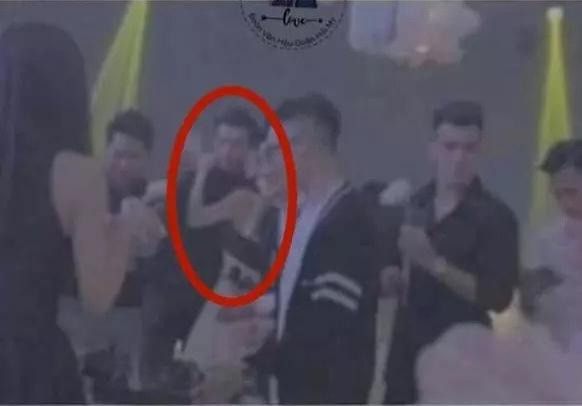 Thời gian qua, team qua đường liên tục bắt gặp Đoàn Văn Hậu và bạn gái kè kè với nhau như hình với bóng.