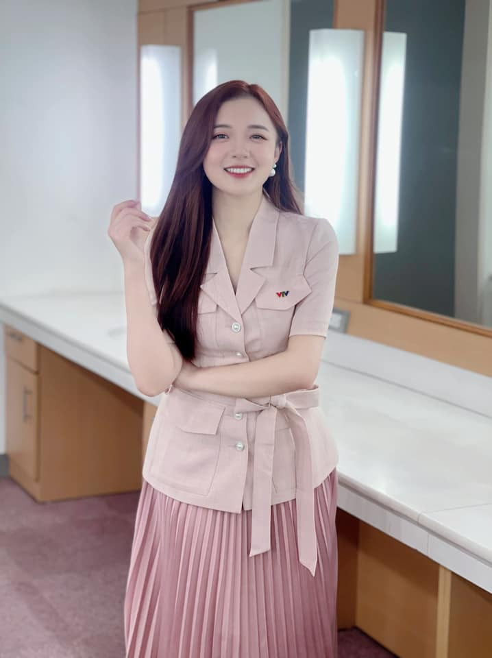 MC Phương Thảo chia sẻ: "Hậu Covid-19, mình đã trở lại với guồng quay công việc và thực sự đã chạy đua với nó như một con thiêu thân. Không có thời gian cho bản thân, không có thời gian cho gia đình. Với một đứa nghiện công việc, sợ bị tụt lại, sợ đứng yên, mình cứ làm như sợ ngày mai mất việc....