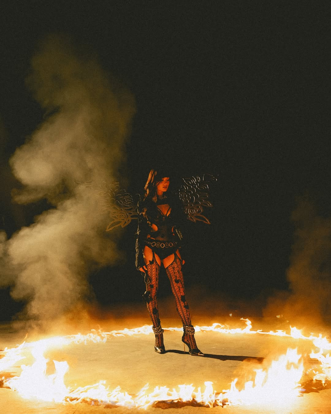 Sở hữu vóc dáng gợi cảm nên dường như chẳng có kiểu đồ nào làm khó được nàng rich kid Việt Nam, từ những thiết kế váy cúp, áo mang hơi hướng corset hay đầm đi biển đều được chân dài diện rất đẹp.