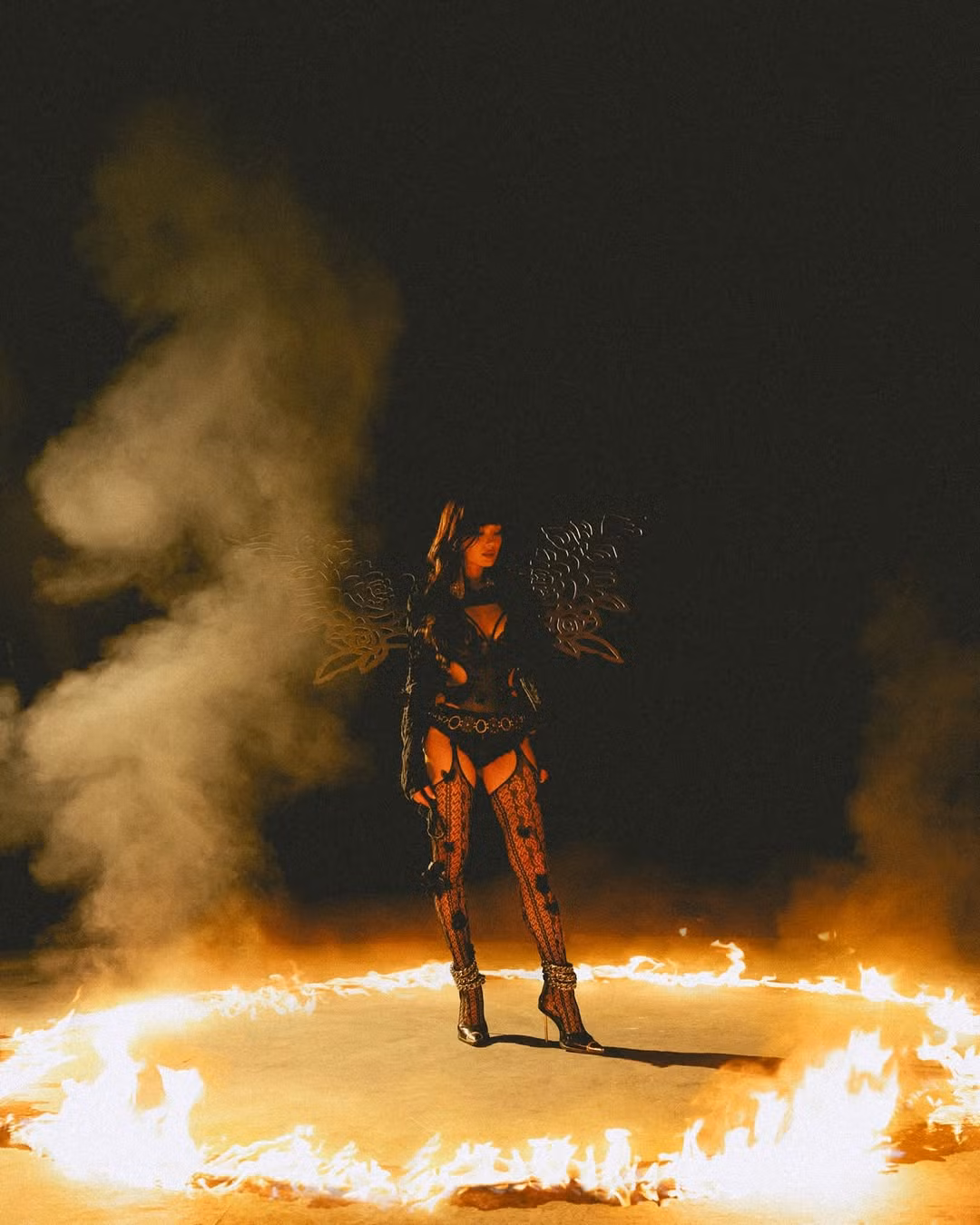 Sở hữu vóc dáng gợi cảm nên dường như chẳng có kiểu đồ nào làm khó được nàng rich kid Việt Nam, từ những thiết kế váy cúp, áo mang hơi hướng corset hay đầm đi biển đều được chân dài diện rất đẹp.