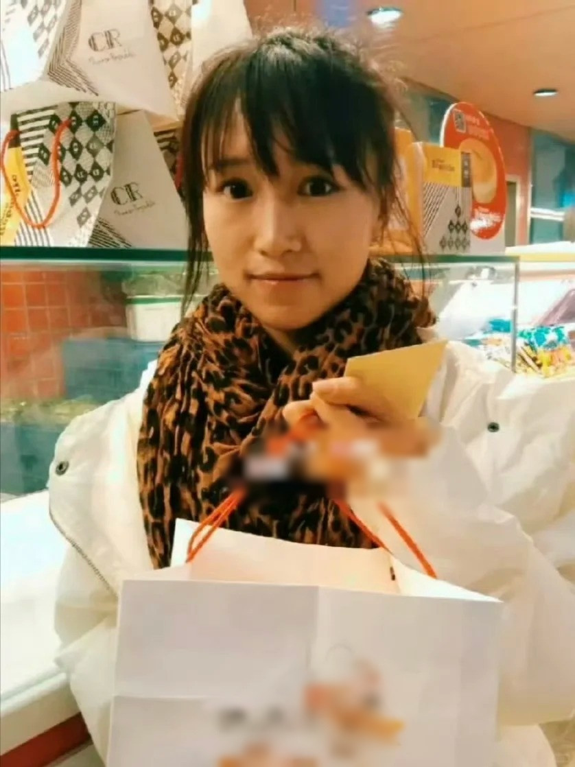 Lúc đó Lý Tử Thất vẫn chỉ là một cô gái bình thường, đang vật lộn với cơm áo gạo tiền để kiếm sống. Cô sẵn sàng làm nhiều công việc khác nhau như phát tờ rơi trên đường phố, giới thiệu sản phẩm tại các cửa hàng và làm DJ.