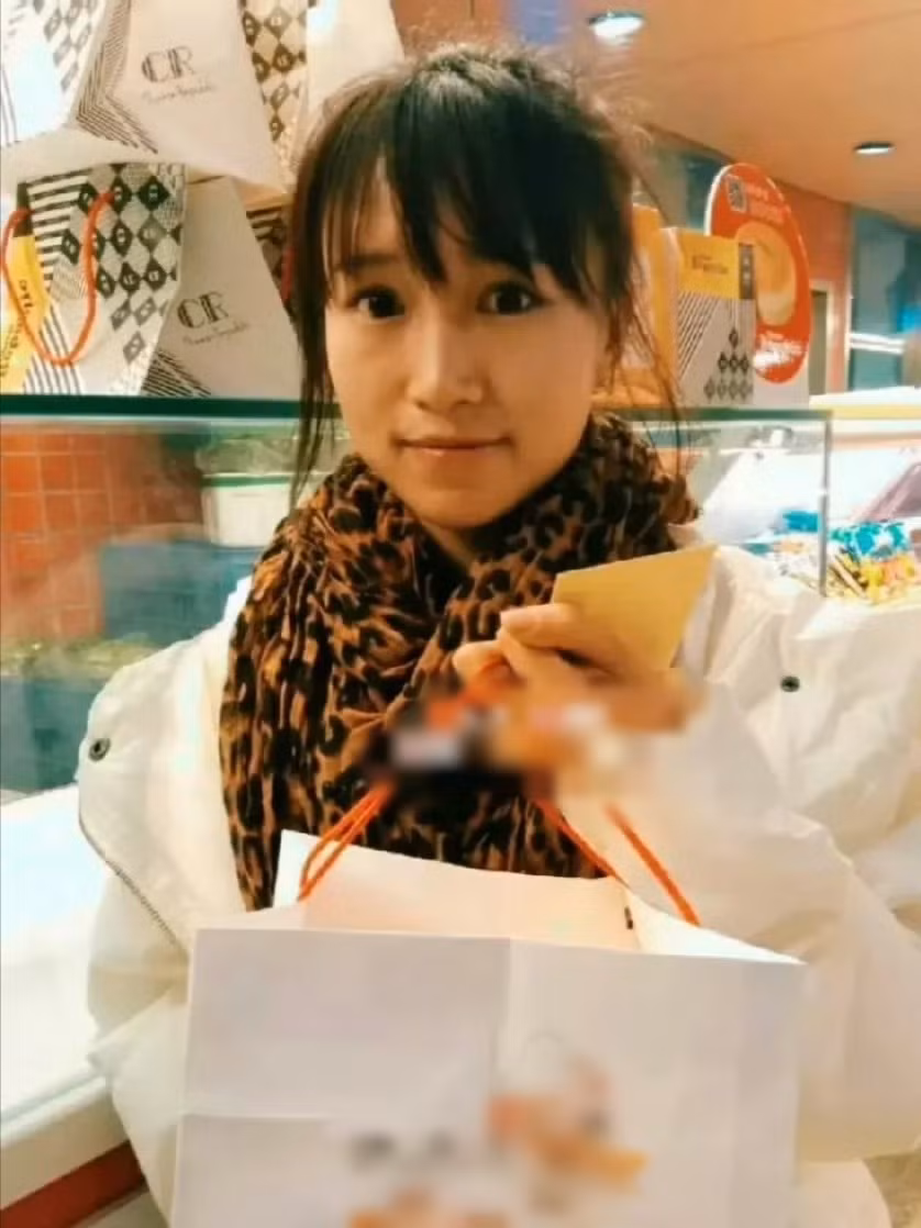 Lúc đó Lý Tử Thất vẫn chỉ là một cô gái bình thường, đang vật lộn với cơm áo gạo tiền để kiếm sống. Cô sẵn sàng làm nhiều công việc khác nhau như phát tờ rơi trên đường phố, giới thiệu sản phẩm tại các cửa hàng và làm DJ.