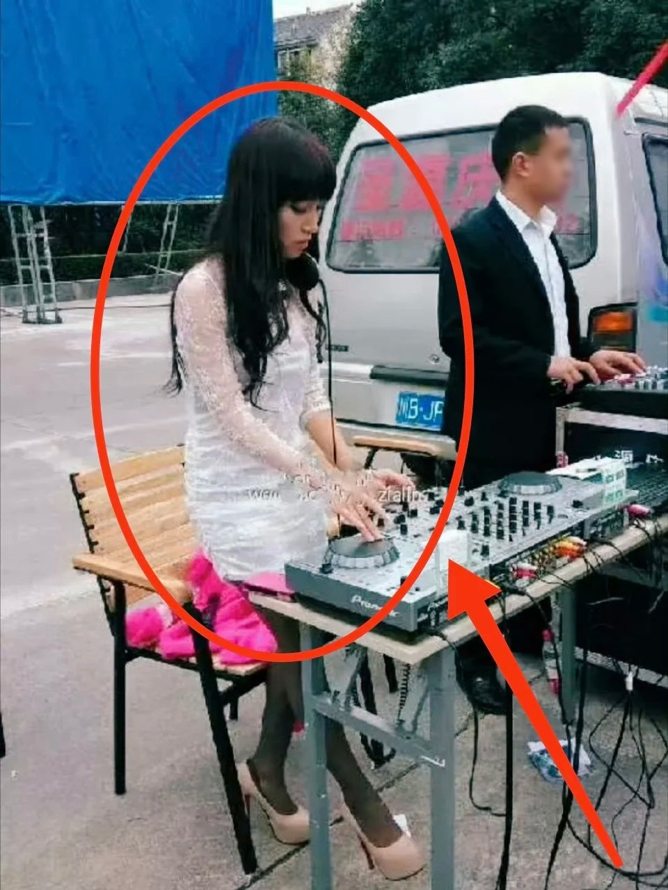 Khi đi phát tờ rơi và giới thiệu sản phẩm, Lý Tử Thất chọn trang phục phù hợp hơn, mái tóc buộc đơn giản.