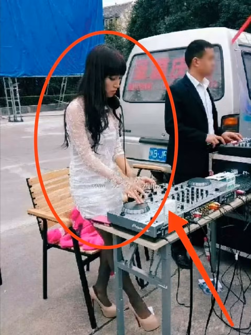 Khi đi phát tờ rơi và giới thiệu sản phẩm, Lý Tử Thất chọn trang phục phù hợp hơn, mái tóc buộc đơn giản.