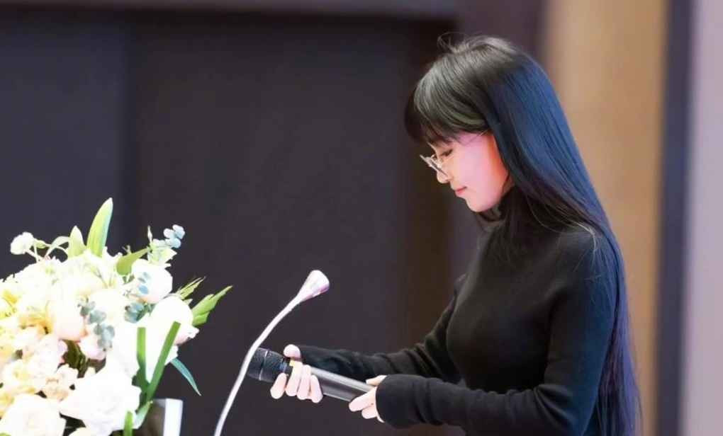 Nhìn những khoảnh khắc 10 năm trước, cư dân mạng không khỏi bất ngờ vì khác xa so với Lý Tử Thất hiện tại. Đặc biệt là trong bức ảnh đi làm DJ, bởi nữ YouTuber được nhận xét là đối lập hoàn toàn với nét thanh thoát, “tiên nữ” thường thấy.