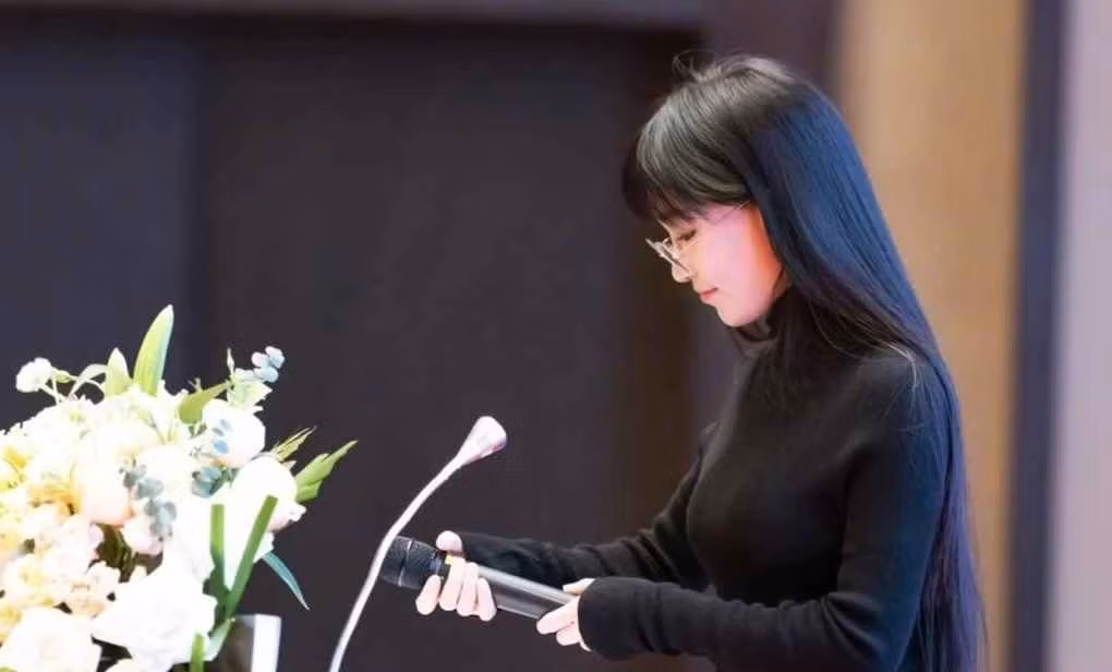 Nhìn những khoảnh khắc 10 năm trước, cư dân mạng không khỏi bất ngờ vì khác xa so với Lý Tử Thất hiện tại. Đặc biệt là trong bức ảnh đi làm DJ, bởi nữ YouTuber được nhận xét là đối lập hoàn toàn với nét thanh thoát, “tiên nữ” thường thấy.