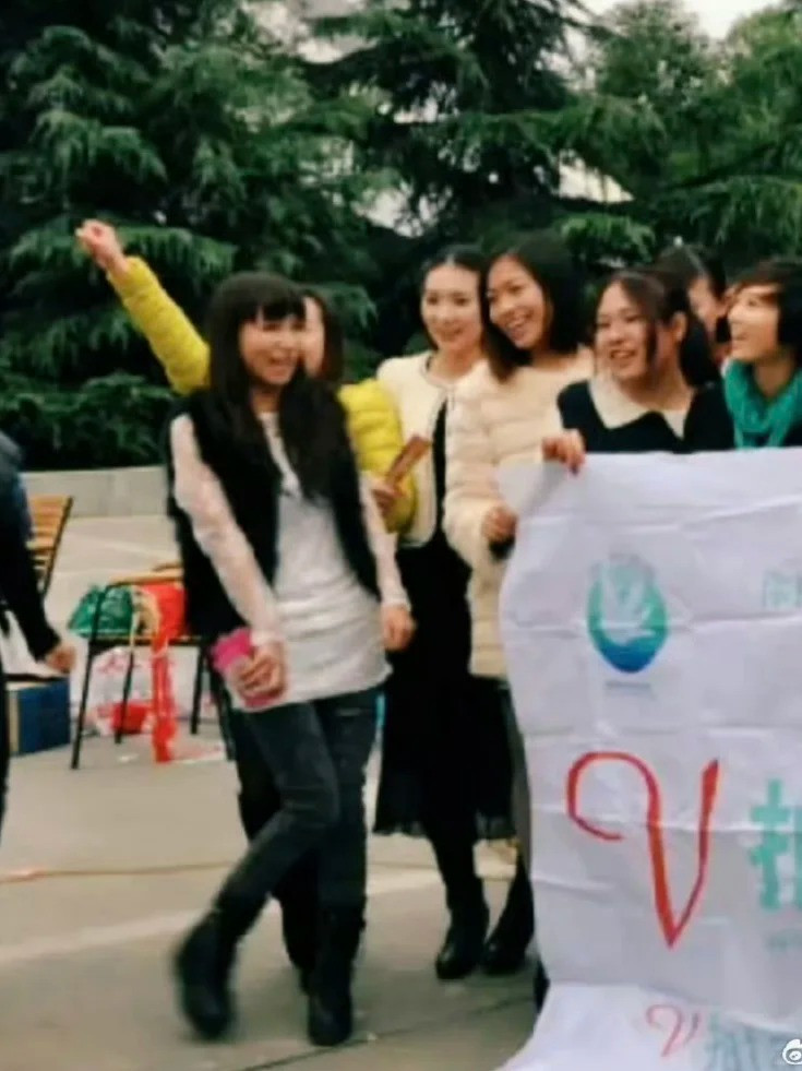 Khi làm DJ, Lý Tử Thất mặc một chiếc váy ren màu trắng, mang tất lưới màu đen, đi giày cao gót và có mái tóc gợn sóng thịnh hành hồi đó. Cô nàng cũng trang điểm khá đậm, thu hút ánh nhìn từ mọi người xung quanh.