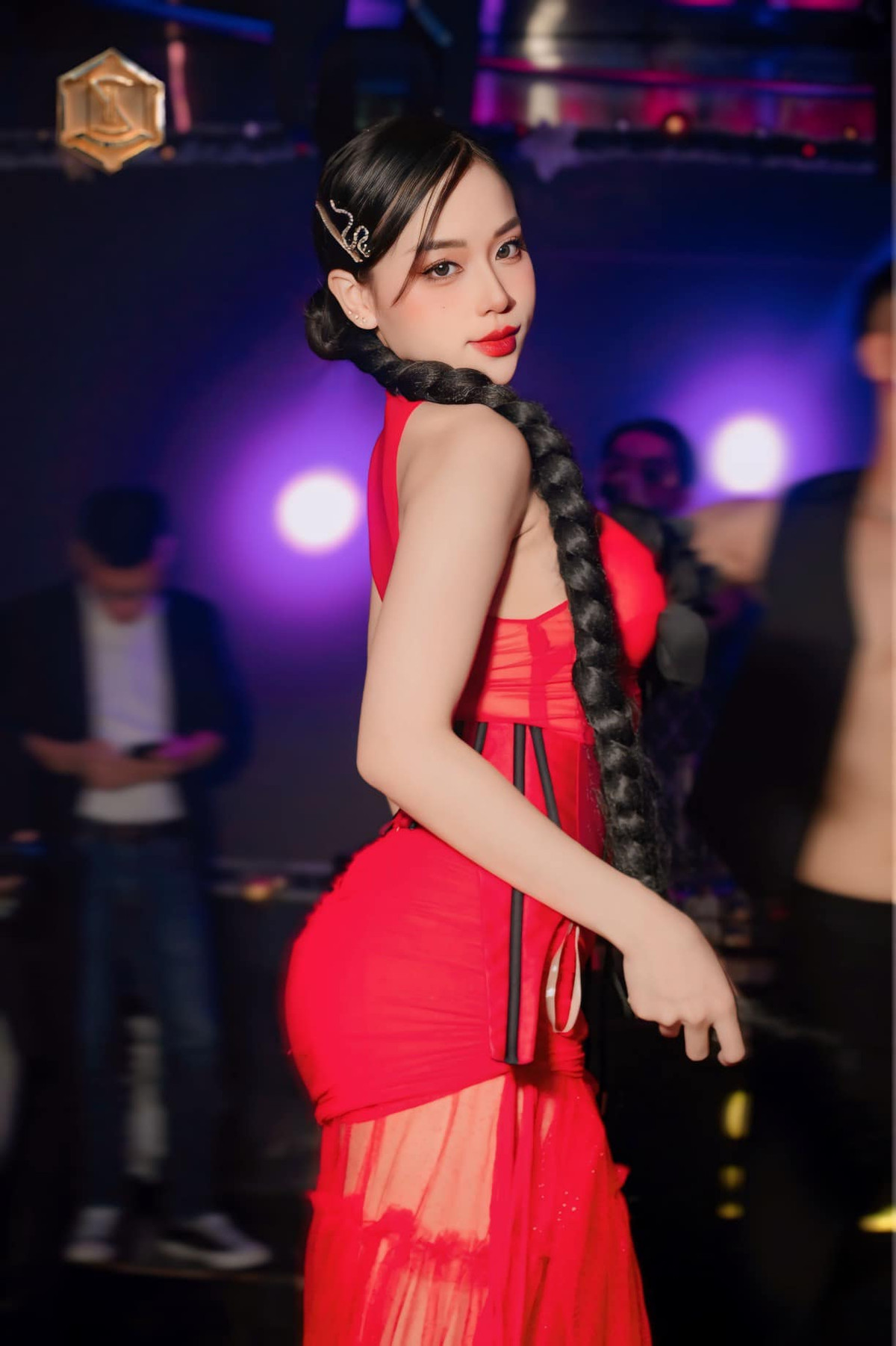 Mặc dù cũng chỉ là sinh viên trung bình hạng Ordinary hoy nhưng cũng là 7 năm nỗ lực không bỏ phí công sức ôn thi đại học ngày đêm, cố gắng ra trường cho bằng bạn bằng bè". Nữ dancer Gen Z cho biết thêm.