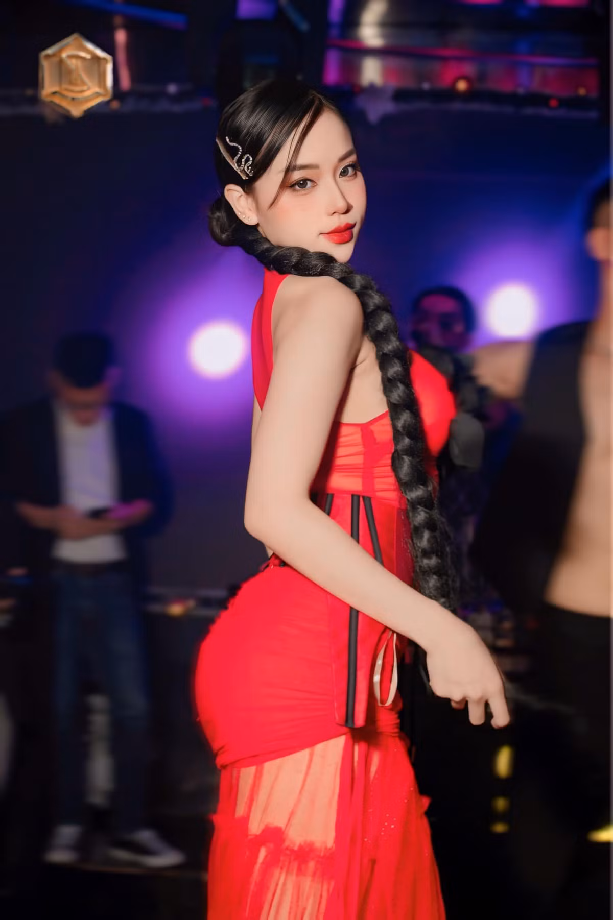 Mặc dù cũng chỉ là sinh viên trung bình hạng Ordinary hoy nhưng cũng là 7 năm nỗ lực không bỏ phí công sức ôn thi đại học ngày đêm, cố gắng ra trường cho bằng bạn bằng bè". Nữ dancer Gen Z cho biết thêm.