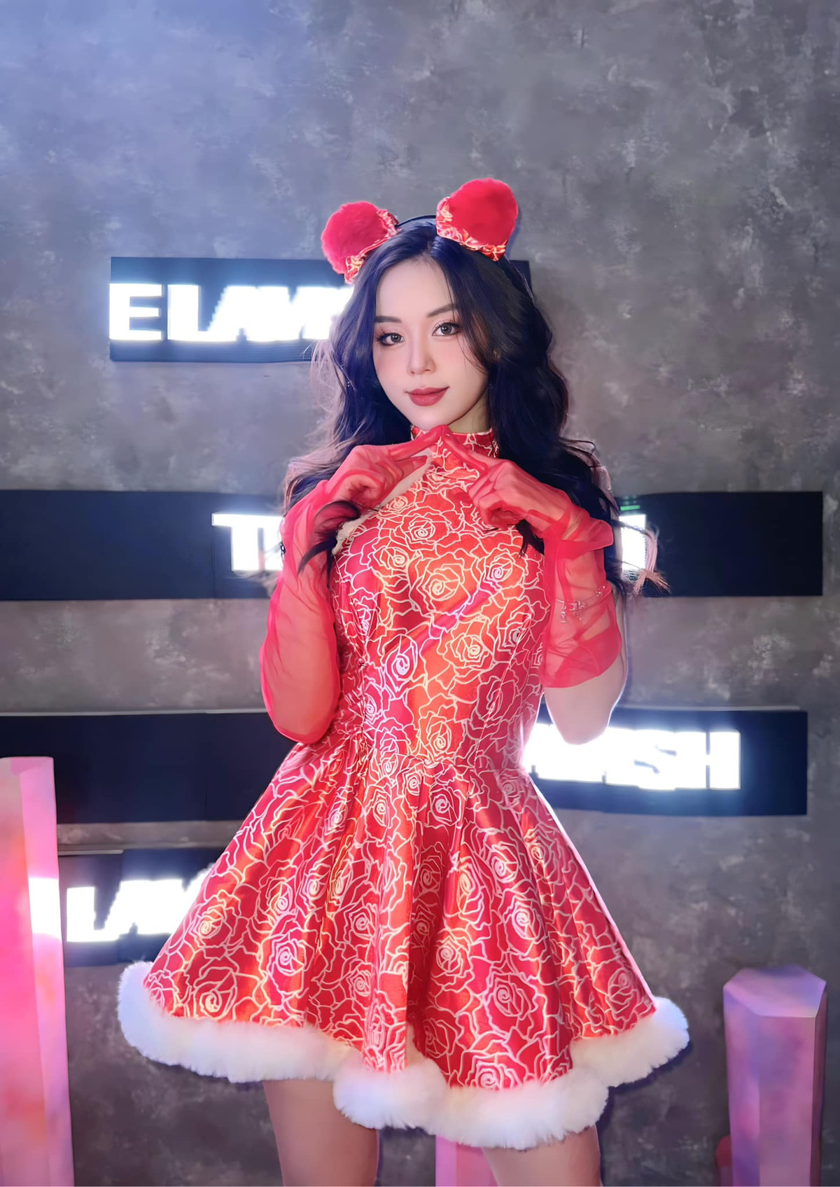 Linh Hiếucho biết, hành trình theo đuổi hai đam mê này vô cùng vất vả nhưng cũng đầy tự hào. Trong quá trình học tập tại trường y, cô đã phải đối mặt với những thử thách không hề nhỏ. Việc cần dành nhiều thời gian cho các bài học lý thuyết, các ca thực tập thực tế và những kỳ thi căng thẳng đòi hỏi cô phải hy sinh rất nhiều thời gian.