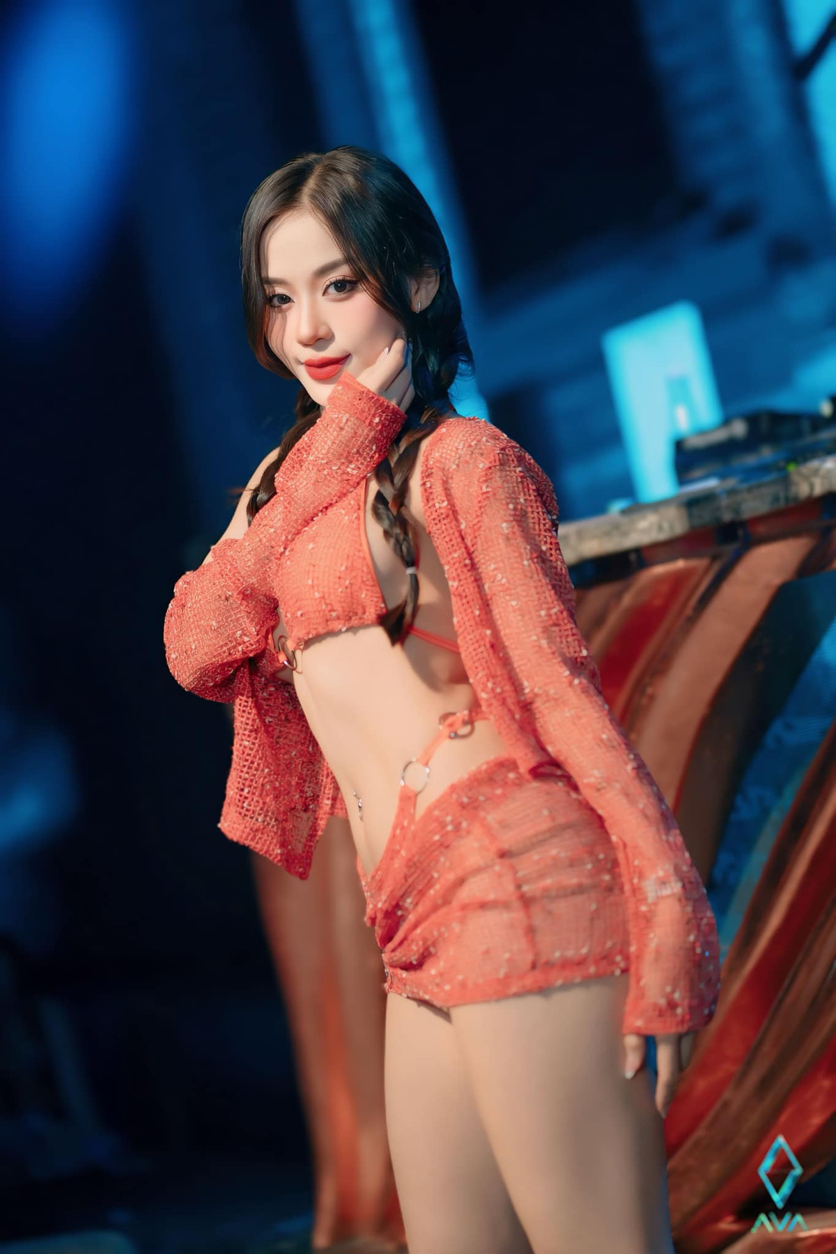 Đăng tải trên trang cá nhân hàng chục nghìn lượt theo dõi, Linh Hiếu giãi bày tâm sự: "Đến giờ chắc vẫn còn nhiều người nghĩ Linh Hiếu là dancer chuyên Bar, Lounge,Club, sự kiện. Ít ai biết tay phải cổ còn cầm tấm bằng đại học bác sĩ đa khoa 2 năm rồi...