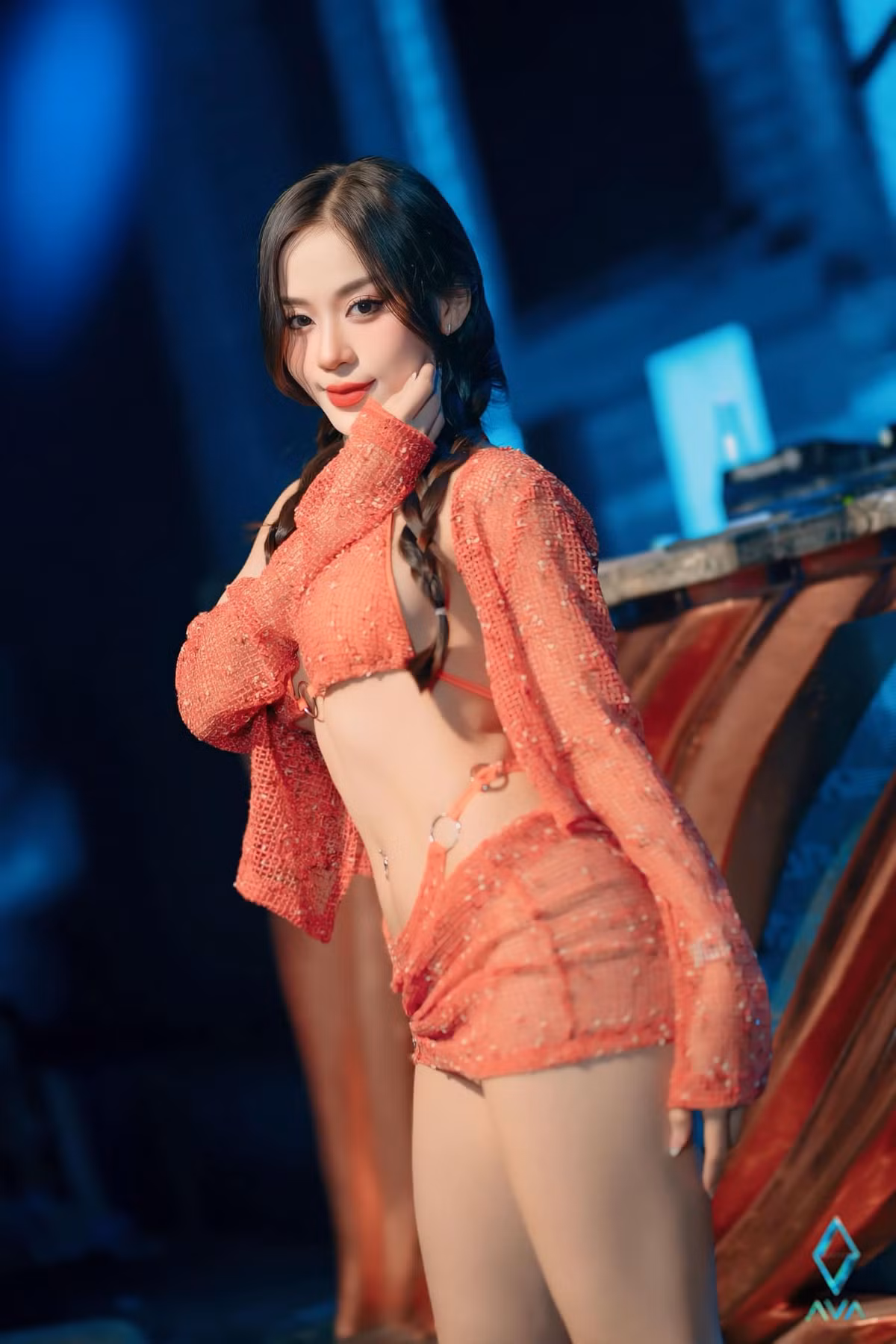 Đăng tải trên trang cá nhân hàng chục nghìn lượt theo dõi, Linh Hiếu giãi bày tâm sự: "Đến giờ chắc vẫn còn nhiều người nghĩ Linh Hiếu là dancer chuyên Bar, Lounge,Club, sự kiện. Ít ai biết tay phải cổ còn cầm tấm bằng đại học bác sĩ đa khoa 2 năm rồi...