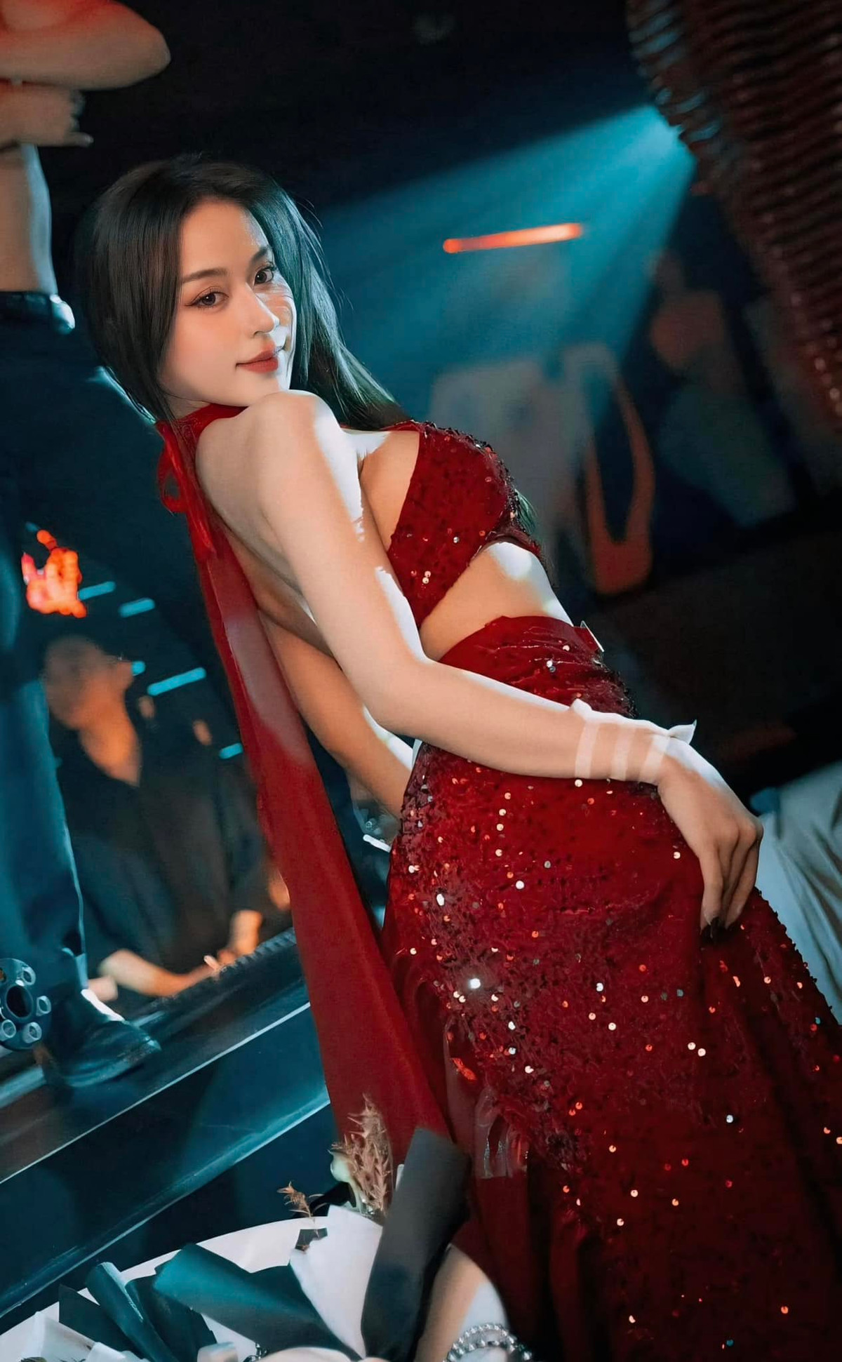 Dù trong trang phục trình diễn quyến rũ hay đời thường giản dị, Linh Hiếu vẫn luôn toát lên sự cuốn hút khó cưỡng. Điều này đến từ việc người đẹp biết rõ giá trị bản thân và không ngần ngại thể hiện điều đó.