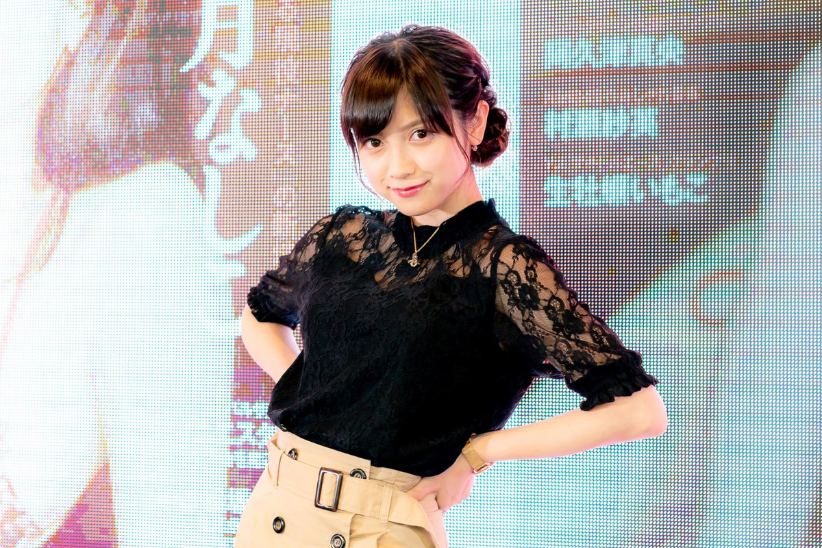 Lý giải điều này, người mẫu 9X cho biết, chẳng có con đường rải hoa hồng cho mình trong nghề người mẫu, đặc biệt khi công việc này có tính chất đào thải cao, chỉ cần bước đến giới hạn tuổi tác, chắc chắn sẽ không thể bám trụ với nghề được lâu dài.