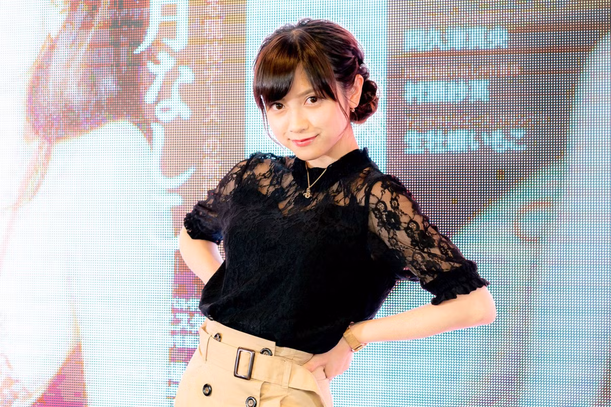 Lý giải điều này, người mẫu 9X cho biết, chẳng có con đường rải hoa hồng cho mình trong nghề người mẫu, đặc biệt khi công việc này có tính chất đào thải cao, chỉ cần bước đến giới hạn tuổi tác, chắc chắn sẽ không thể bám trụ với nghề được lâu dài.