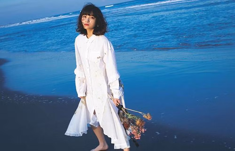 Ngoài công việc người mẫu, Nashiko Momotsuki còn tham gia đóng phim, xuất hiện trong các gameshow truyền hình.