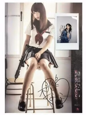 Tuy nhiên theo thời gian, Nashiko Momotsuki ngày nào còn diện những trang phục cosplay nữ sinh giờ đây đã trưởng thành hơn, nhất là khi nữ y tá vòng 1 khủng này theo đuổi sự nghiệp người mẫu và thay đổi bản thân khi khoác lên mình những bộ nội y cực kỳ gợi cảm.